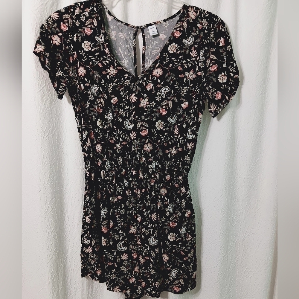 3 X$25. Old Navy Multicolor hole back romper with pockets and elastic waist Sz S - Picture 2 of 14